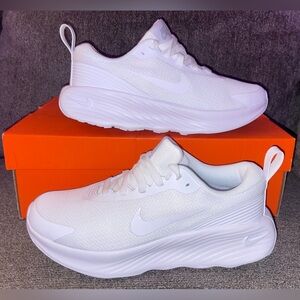 WOMEN W NIKE PROMINA
WHITE/PURE PLATINUM
BLANC/PLATINE PUR SHOES